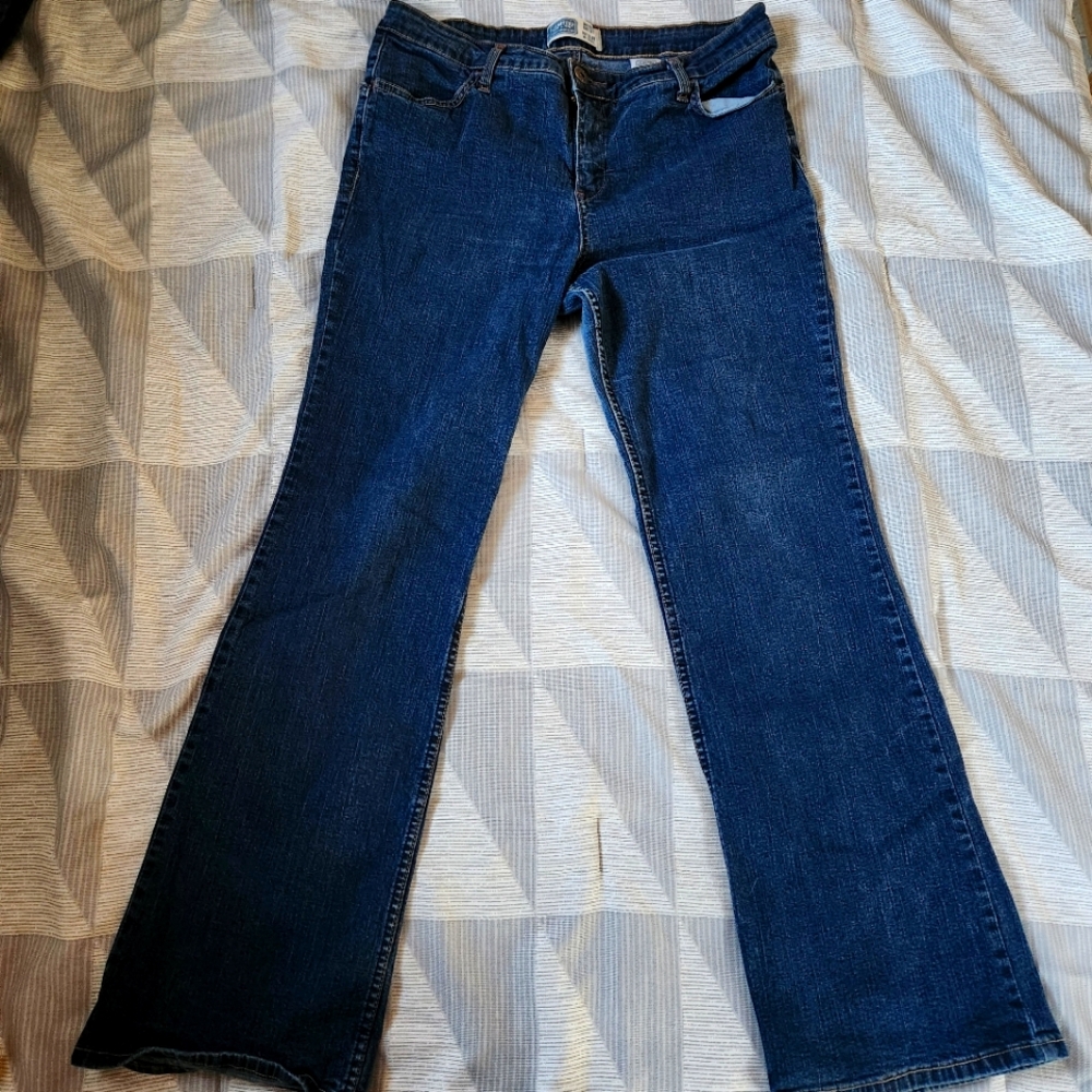 Signature Levi Mid Rise Boot Cut Jeans - Picture 2 of 9